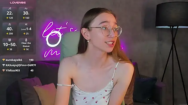 Lucy_Green - do a doggy pose for you