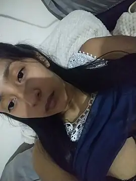 LauraMontaii - felacion en rodillas