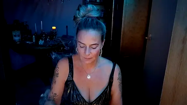 MissLukt - oil on tits showtje