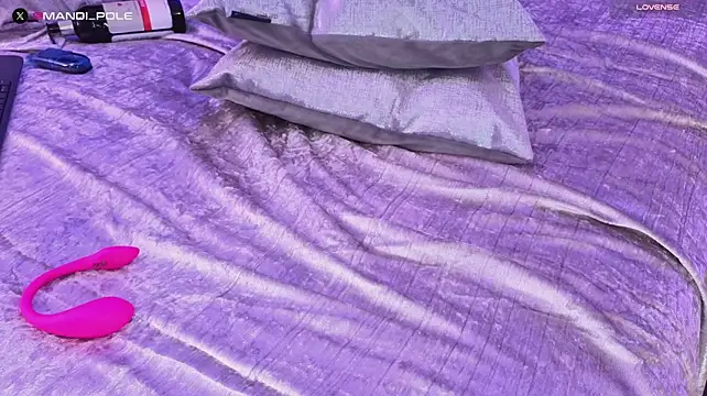 Mandi4pole_ - ​spoil ​me ​with ​some ​love ❤️