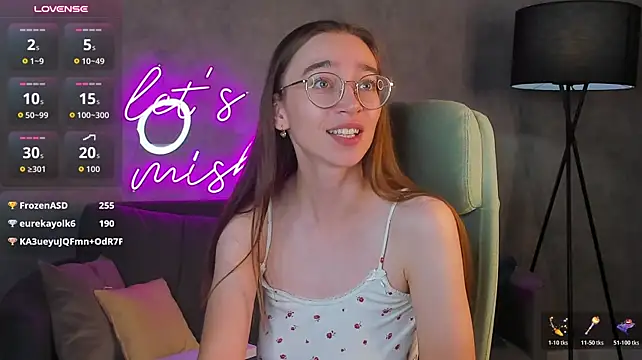 Lucy_Green - pat the butt