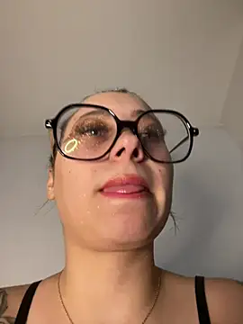 Queenlo_xxx - suce très fort ton gode lolo