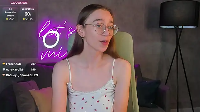 Lucy_Green - pat the butt