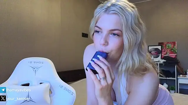 Maya_NextDoor - Tease without panties