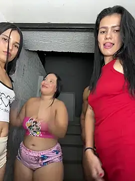 The_queen_of_street - 3 girls tits out🔥