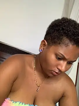 Madelltheebony - Suck my nipples 👑get surprise clip