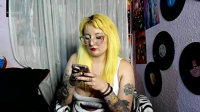 Avril_Maria - show boobs and spanks
