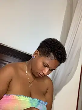 Madelltheebony - Suck my nipples 👑get surprise clip