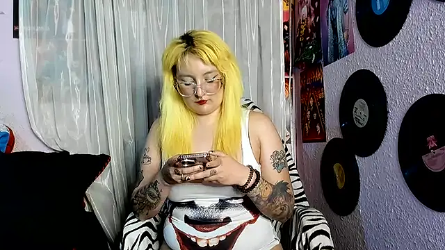 Avril_Maria - show boobs and spanks