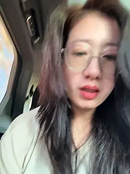 Weiwei103 - 后入姿势脱裤子漏逼逼