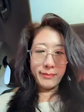 Weiwei103 - 后入姿势脱裤子漏逼逼