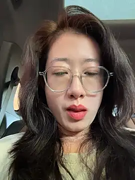 Weiwei103 - 后入姿势脱裤子漏逼逼
