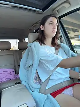DollyTall - RISKY BOOBS OUT WHILE DRIVING 🤤