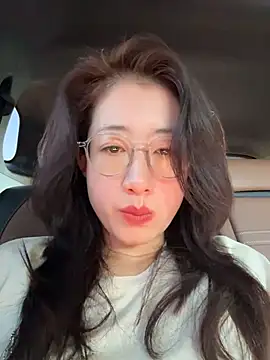 Weiwei103 - 后入姿势脱裤子漏逼逼