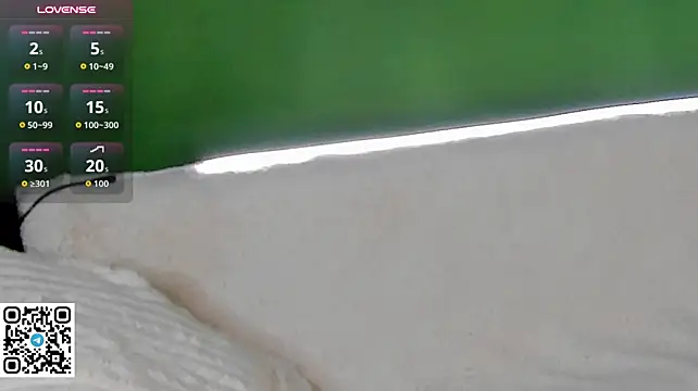 LeticiaRomano - show panties close