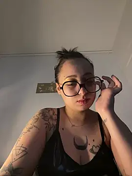 Queenlo_xxx - gagne 2 vidéos très HARD🔥