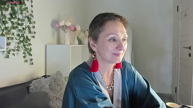 CaroLisa - striptease to underwear
