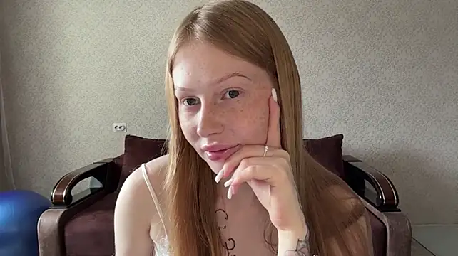 RavenShuker - Close up my lips + play finger🦊🙈