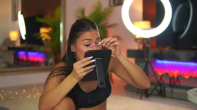 Abbela_White - Some pussy play?