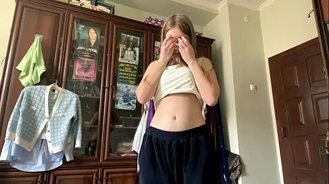 MileyRRoys - show my bra