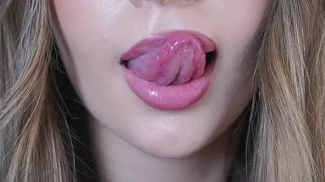GeorginaHarn - Rub my thighs and spread them a little
