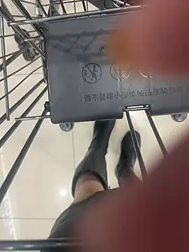 Yue2026s - 户外超级刺激……偷偷夹着小粉在咖啡厅……国王👑完成✅无內衣👙