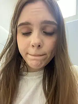 Lunabelle_ - sit on u to show how wet she is