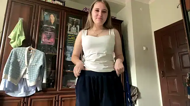 MileyRRoys - show my bra
