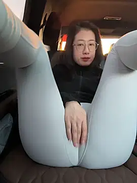 Weiwei103 - 后入姿势脱裤子漏逼逼