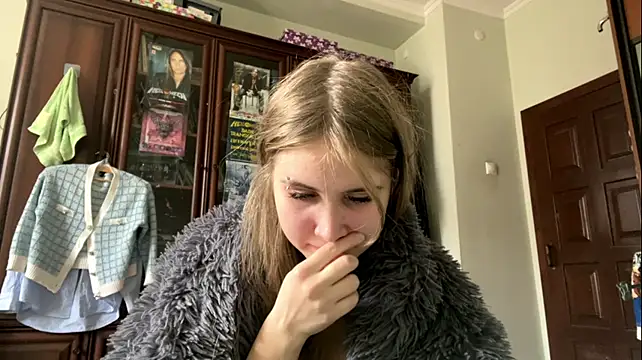 MileyRRoys - tease my bra