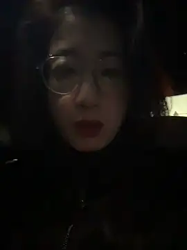 Weiwei103 - 后入姿势脱裤子漏逼逼