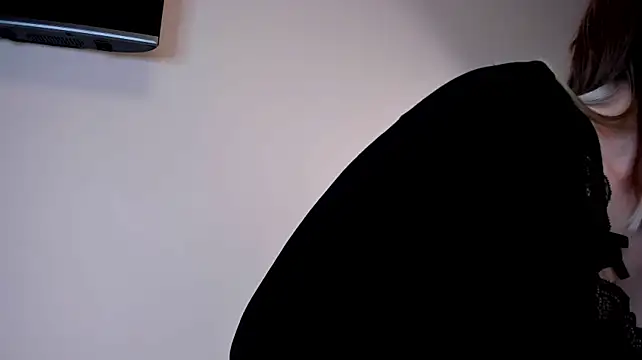 Fappershy - Doggy pose into cam