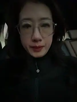 Weiwei103 - 后入姿势脱裤子漏逼逼