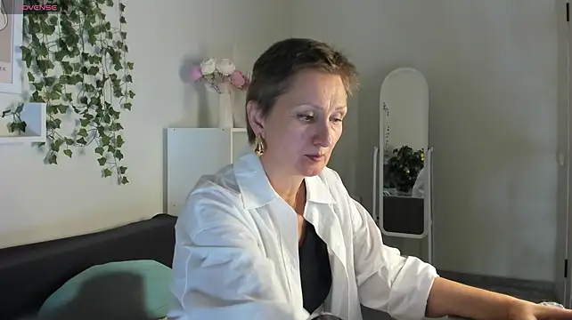CaroLisa - striptease to underwear