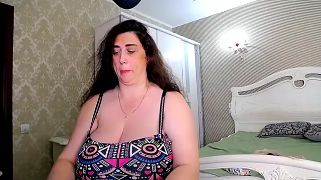 Evelyn_Shy - bare chest 200