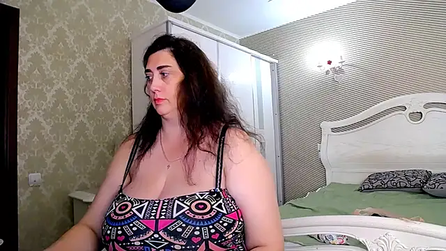 Evelyn_Shy - bare chest 200