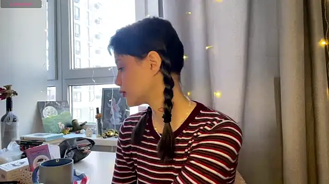 Lili_pup - show pussy close