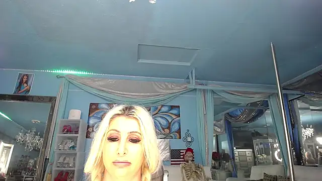 ADRIANNA_FOX - show tits