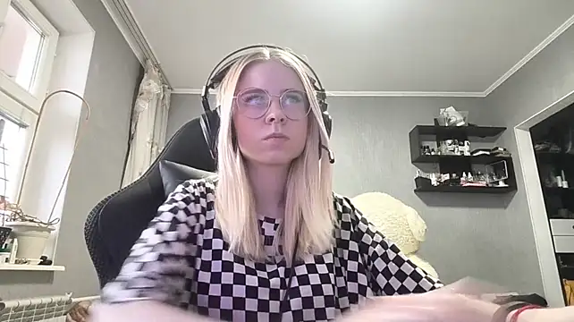 PlumyPrance - sexy stroke my neck