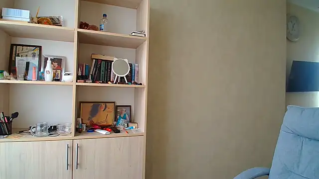 Brionia - The menu and private chat are active