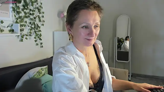 CaroLisa - striptease to underwear