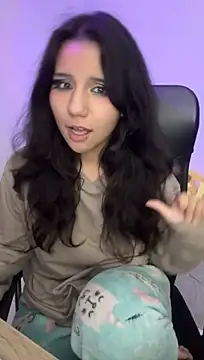 HollyPeachh - Domi on pussy + boobs out + 10 min