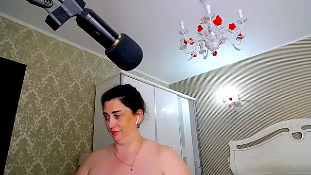 Evelyn_Shy - bare chest 200