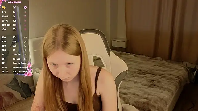 LiliTiny - play with hair