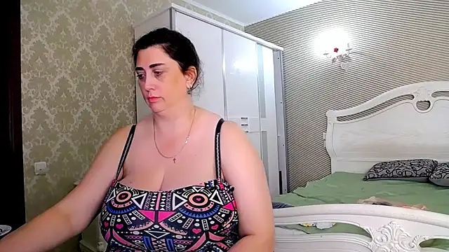 Evelyn_Shy - bare chest 200