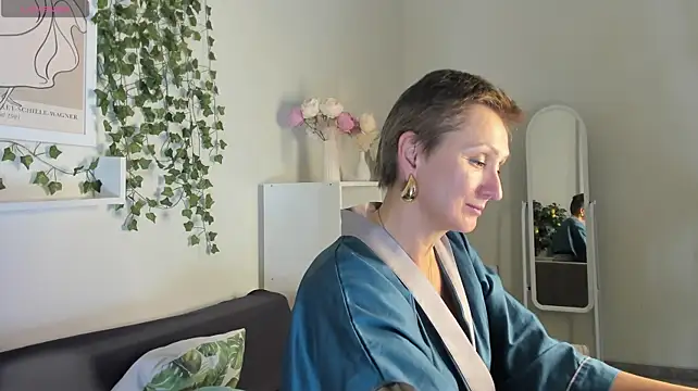 CaroLisa - striptease to underwear