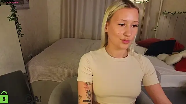 Idaa_Smith - tease ass close to cam