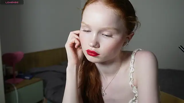 Nellie_baby - show ass+tits