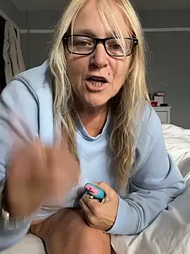 Blondnboujee53 - Rub nipples