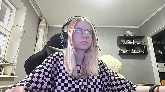 PlumyPrance - sexy stroke my neck